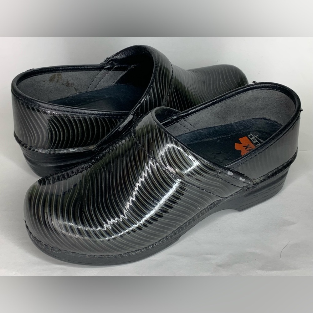 Dansko XP Womens Size EU 37 US 7.5 - 8 Black Dark Green Striped Comfort Clogs